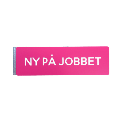 Ny p jobbet Namnbricka. Rosa skylt med graverad text i vitt