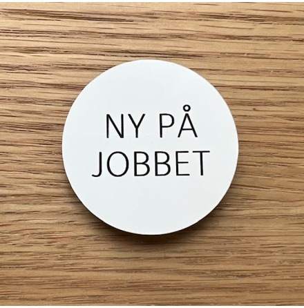 Ny p jobbet skylt. Rund vit skylt med svart graverad text. 