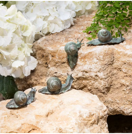 4 snäckor i grupp, konstnärlig brons dekoration till trädgård