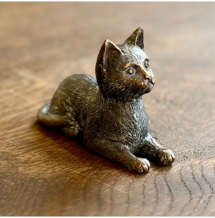 Liggande katt i gjuten brons