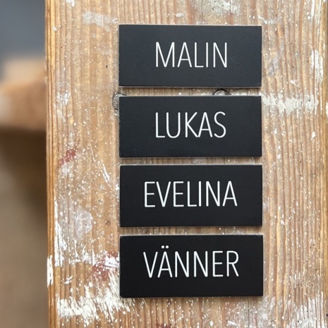 Handduksskyltar i svart aluminium med egna namn - familjeset