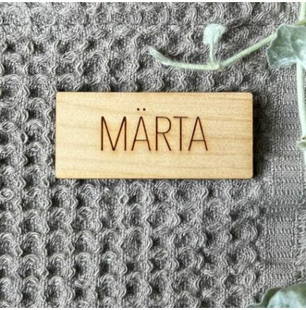 Eget namn graveras p handduksskylt i tr i serien MRTA