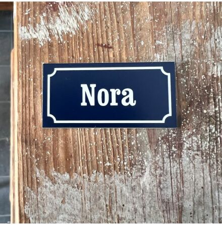 Handduksskylt NORA i marinbl med eget namn