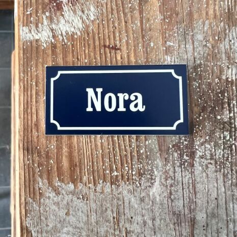 Handduksskylt NORA i marinbl med eget namn