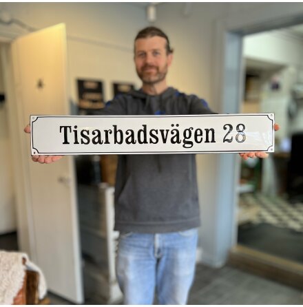 Husskylt i emalj, max 22 tecken vit skylt med svart text