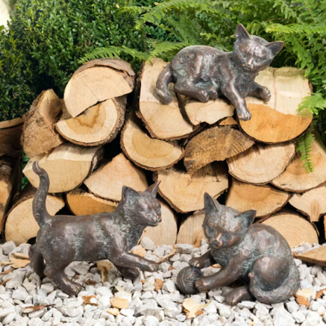 Kattungar i grupp r en skulptur av 3 st kattungar med olika uttryck, i gjuten brons