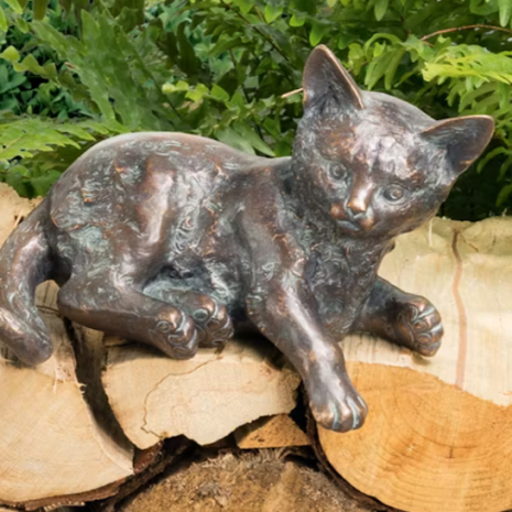 Liggande kattunge, skulptur i gjuten brons