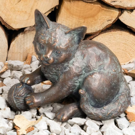 Lekande kattunge, skulptur i gjuten brons