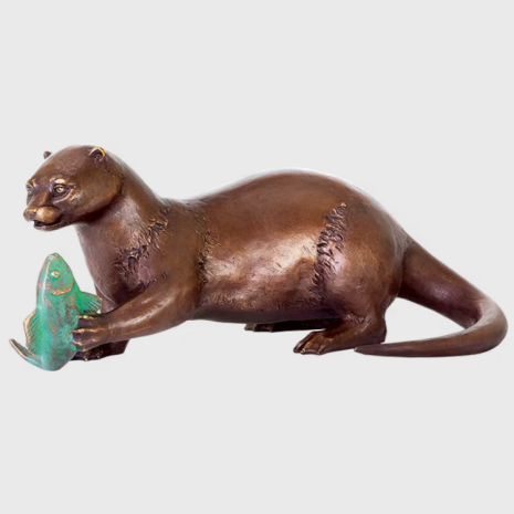 Utter med fisk i labben, i gjuten brons till trdgrden eller offentlig milj. 