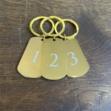 Nyckelring rostfritt med gravyr, guld