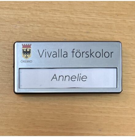 Namnbricka med fnster