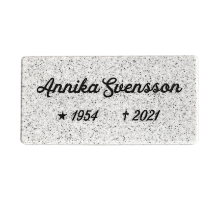 Gravskylt med skrivstil i svart text