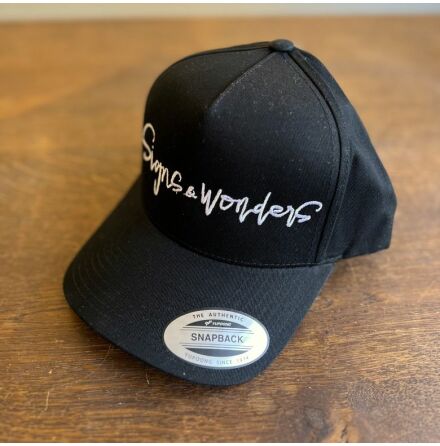 Keps i svart med brodyr Signs &amp; Wonders