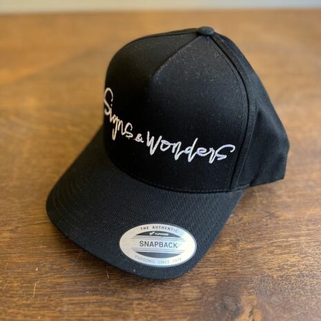 Keps i svart med brodyr Signs & Wonders