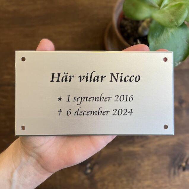 Gravskyltar och minnesskyltar till djur