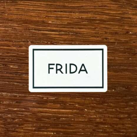 Personlig handduksskylt i serien STELLA med eget namn. Vit matt skylt med graverad svart text i klassisk stil f�r m�rkning av handdukar i badrum eller k�k.