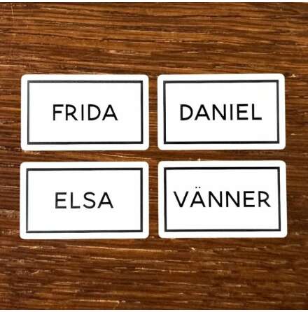 Personliga handduksskyltar med egna namn och stavning. Vita matta skyltar med graverad svart text i klassisk stil f�r m�rkning.