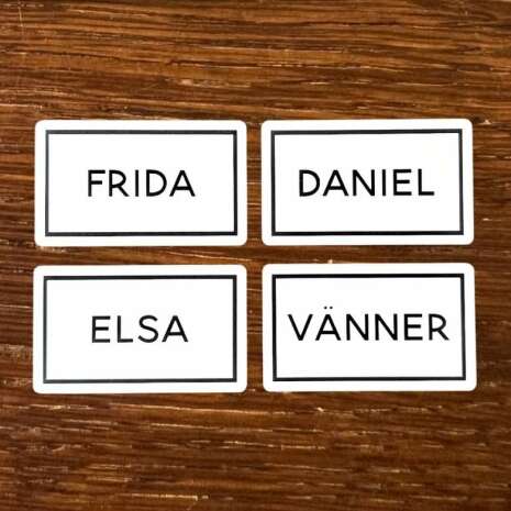 Personliga handduksskyltar med egna namn och stavning. Vita matta skyltar med graverad svart text i klassisk stil f�r m�rkning.